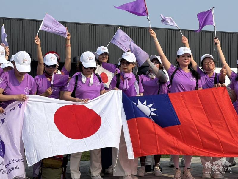 遊行隊伍持臺日國旗