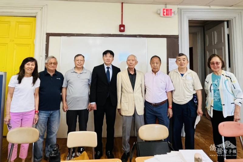 波士頓文教中心主任高家富（左４）在6月21日改選開票時，和波士頓榮光會的（右起）張韻蘭、司徒榮新、張明燦、劉成、鄭增壽、陳家驊、蘇麗萍等理監事合影