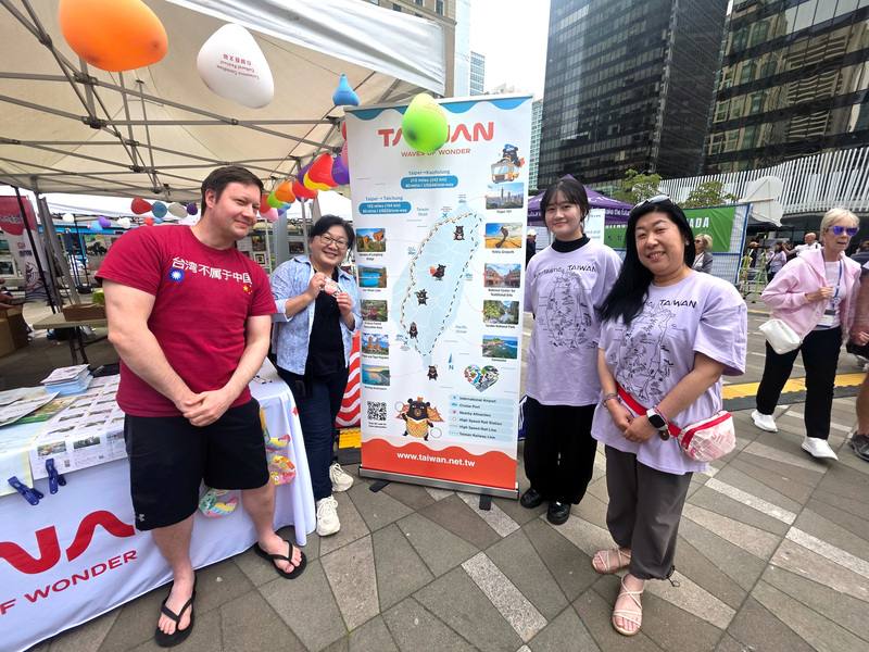 穿著印有「台灣不屬於中國」T恤衫的加拿大人Darcy（左1）是台灣粉絲，他打算近期再到台灣旅遊，稱一定要待久一點，好好探索台灣