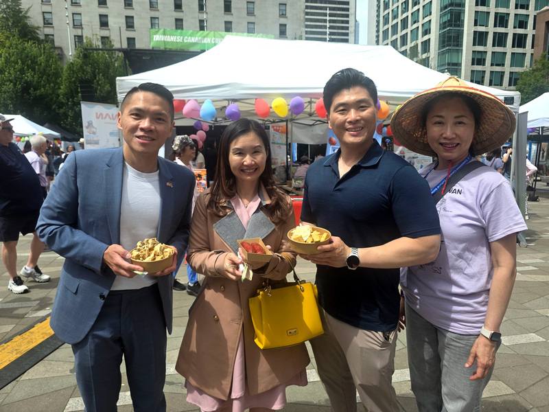 台灣美食永遠令人垂涎三尺，台加文化協會會長蔡雅玲（右1）邀請加拿大議員張瑋麟（左1）、卑詩省內閣廳長康安禮（左2）、卑詩省議員崔保羅（右2）品嘗台灣小吃，眾人們也相約有機會一起去台灣，從北到南大吃一輪