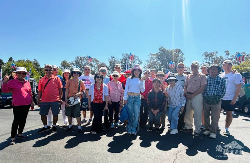 2025年拉古納伍茲村（Laguna Woods Village）高爾夫球車國慶遊行7月4日舉行，臺灣鄉親們整裝待發
