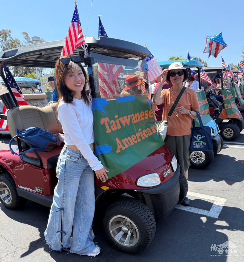 橙僑中心主任蕭蓓如（左）與籌辦活動的僑務顧問潘美弘（右）