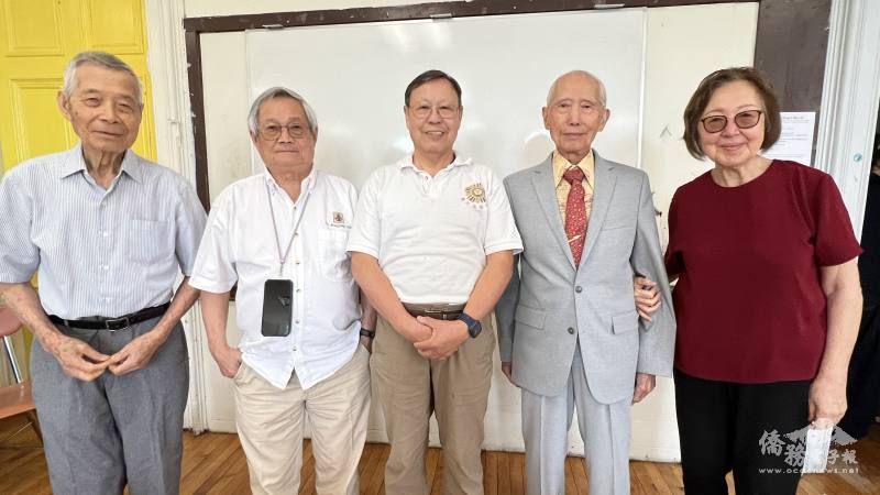 鄭增壽（中）、陳家驊（左２）感謝張韻蘭（右起）、劉成、李先為紀念大會講故事