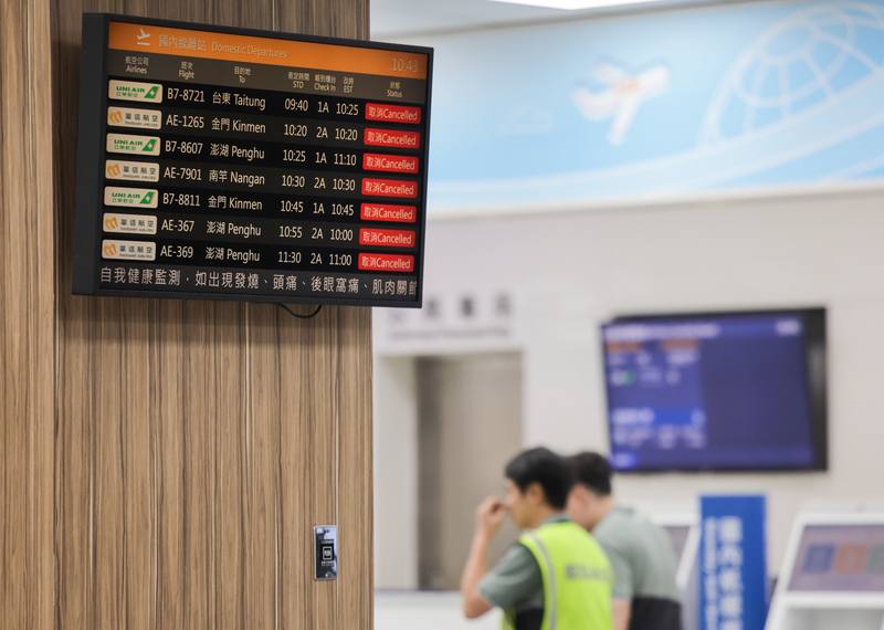 颱風丹娜絲逼近，6日華信航空、立榮航空所有國內線航班取消。圖為台北松山機場公告航班取消資訊