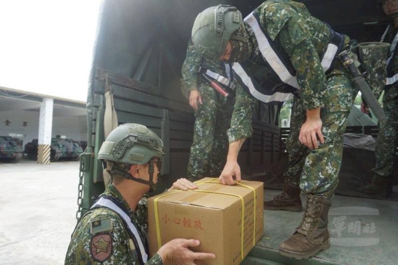 金防部實施災防物資裝載。（陸軍司令部提供）