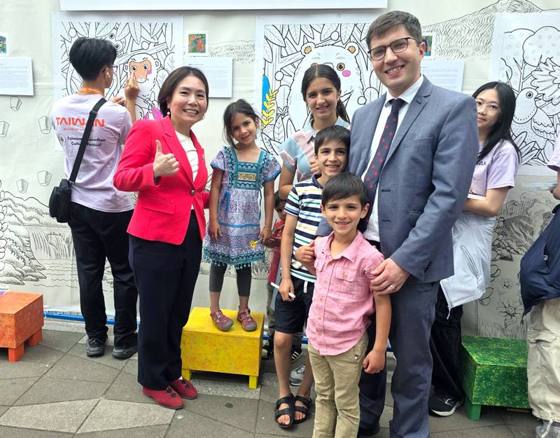 加拿大國會議員吉努斯（Garnett Genuis，右）帶著孩子們一起出席台加藝文節，駐溫哥華台北經濟文化辦事處處長劉立欣（左）感謝他長期為台灣發聲