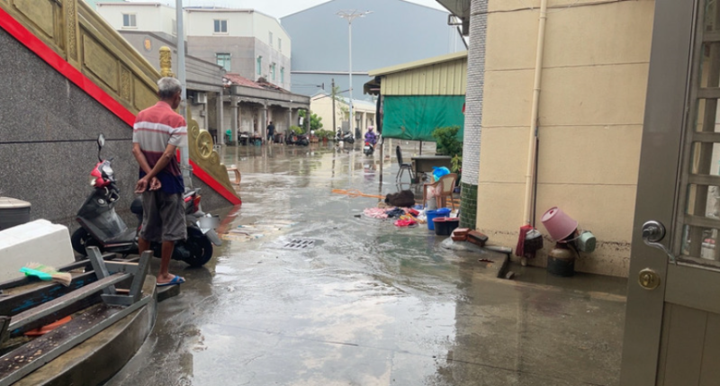疾管署7日呼籲，民眾主動清除積水容器，清理家園時務必穿著防水手套、鞋靴，慢性病患等高風險族群在家中也要戴上口罩，以降低感染機會。圖為7日上午旗津上竹里淹水稍退情形。(圖：中央社)