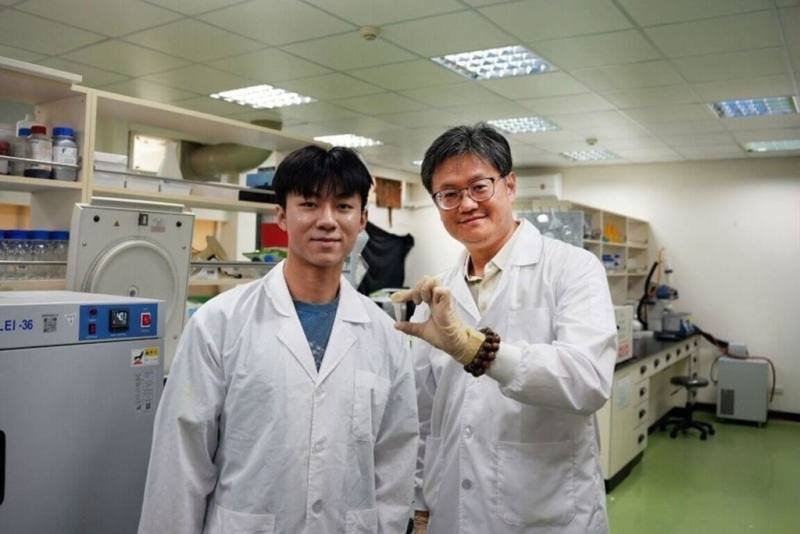 中央大學生醫科學與工程學系特聘教授李宇翔（右）等人組成的跨域團隊，建立一種安全而有效的肝纖維化動物模型，有助於慢性肝病防治與研究。（中大提供）