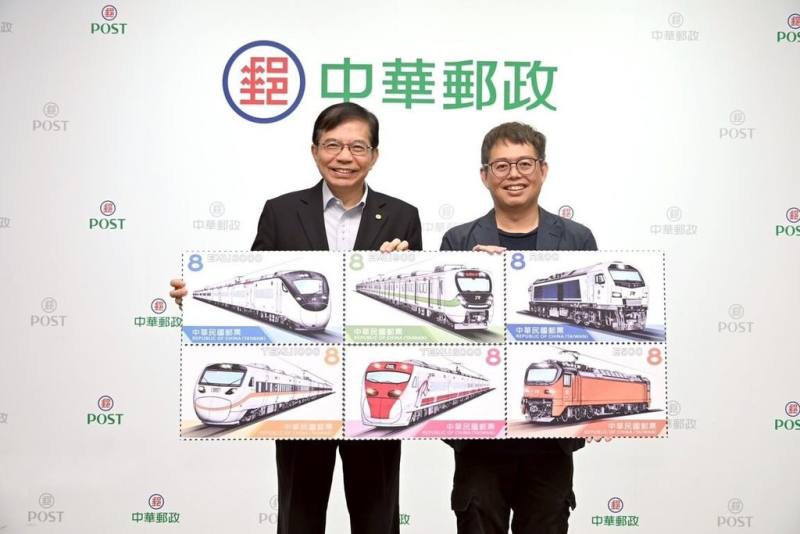 中華郵政7日與台鐵公司合作發行「台灣鐵道列車郵票（第1輯）」，圖案呈現台鐵近年引進的6款新一代列車，由台灣鐵道文化研究者洪致文（右）繪製。圖為中華郵政董事長王國材（左）與洪致文合影。（中華郵政提供）