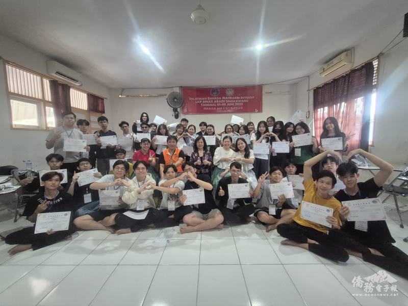 經過五天豐富課程，7月5日辦理結業式，駐印尼代表處僑務組組長李叔玲特別赴山口洋參加(中排右3)