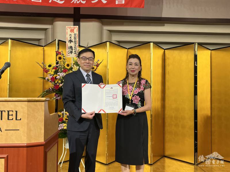 駐橫濱辦事處處長范振國(左)頒發賀狀予日總總會長洪益芬(右)