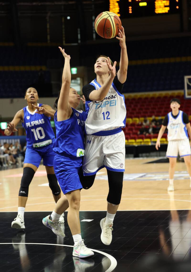 台灣世大運培訓隊6日在2025威廉瓊斯盃國際籃球邀請賽女子組最後一天賽事與菲律賓交手，培訓隊王玥媞（右）攻下全隊最高的14分。（中華民國籃球協會提供）