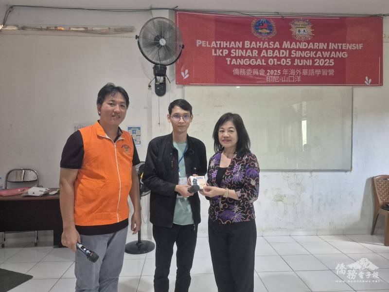 分享學習心得代表劉漢欽同學（中）搭8小時車來參加本次華語課程