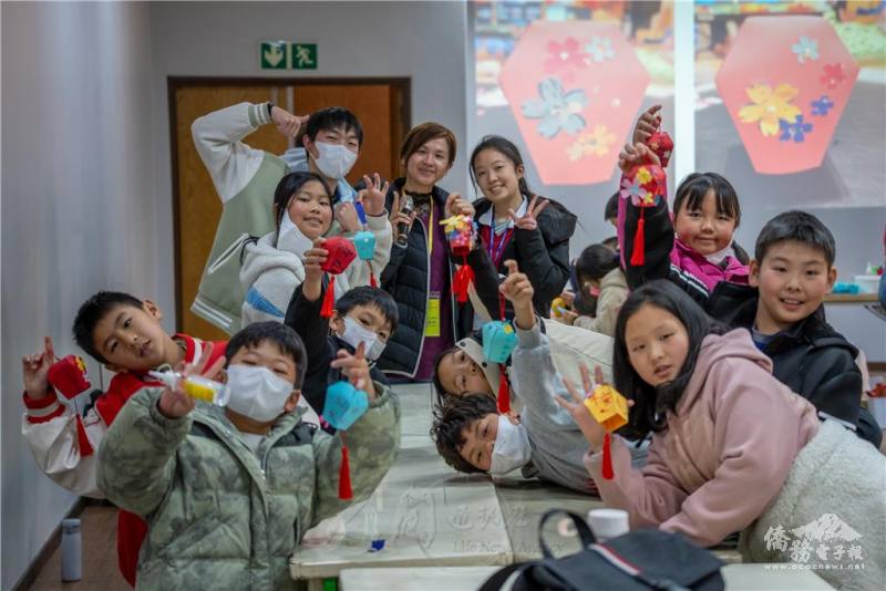 陳宥禎老師教授民俗藝術課程，學生製作天燈，了解臺灣文化 (南華寺提供）