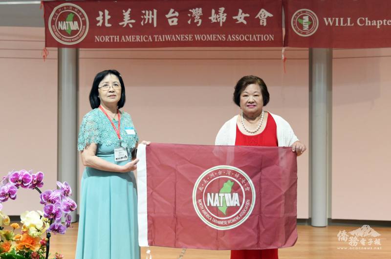 滿任會長賴琦亮 (左) 將會旗交予新任會長陳美麗 (右)