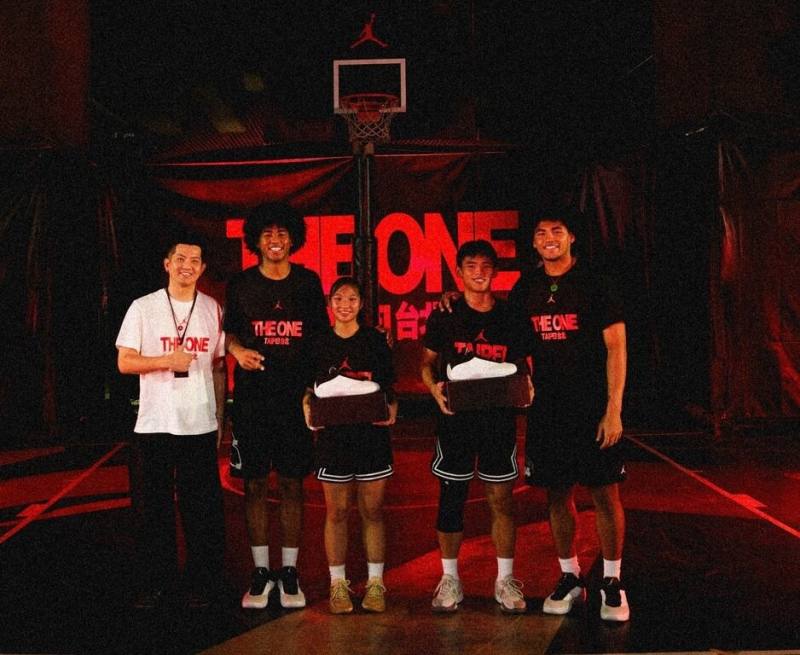 全球矚目的1對1籃球賽「THE ONE」台北站，最終由南湖幸宇勝（右2）、北一女彭郁榛（中）稱王封后，返台參加瓊斯盃的賀氏兄弟也到場觀戰。（NIKE提供）