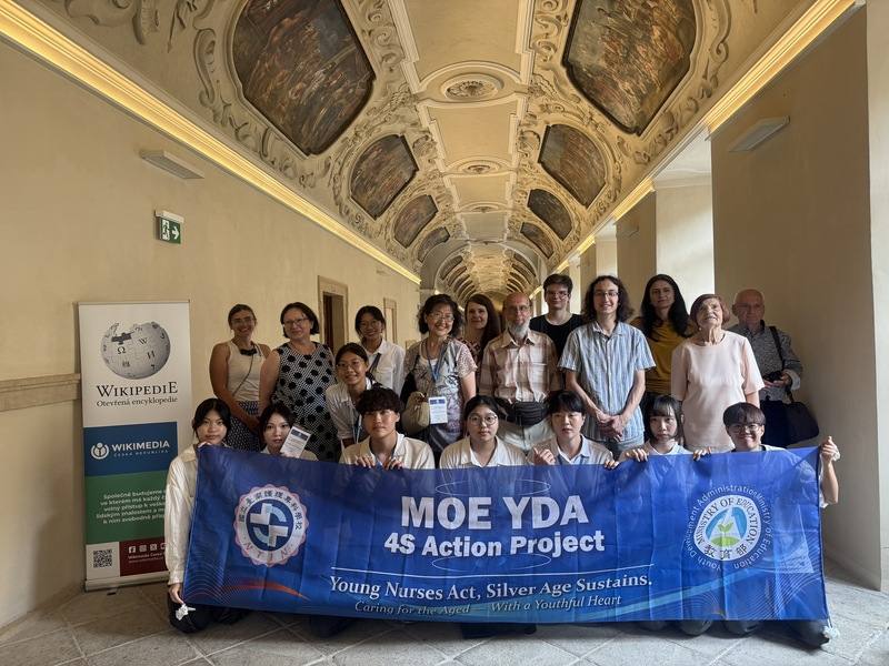 維基媒體基金會捷克分會推動「長者編寫維基百科」計畫，鼓勵銀髮族「退而不休」，為維基百科編撰文章，促進跨世代知識傳承。台灣學生赴捷克與長者交流，思考如何將此經驗帶回台灣，推動社會創新