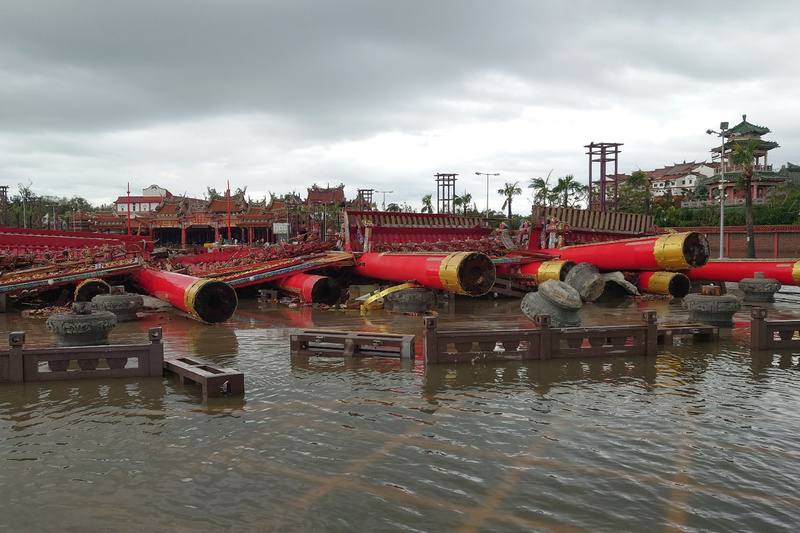 颱風丹娜絲對台南造成災害，沿海地區陣風最強達16級，北門區南鯤鯓代天府知名地標大牌樓不敵強風倒塌