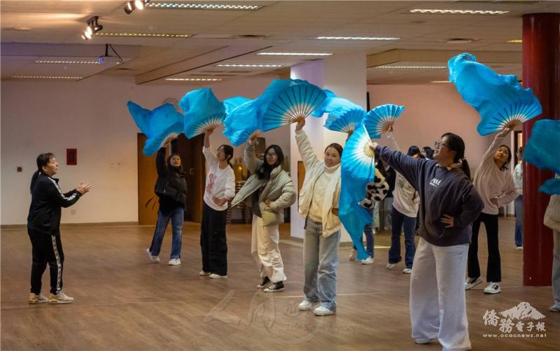 洪嫦嚀老師教授民俗舞蹈，學員們學習扇子舞(南華寺提供）