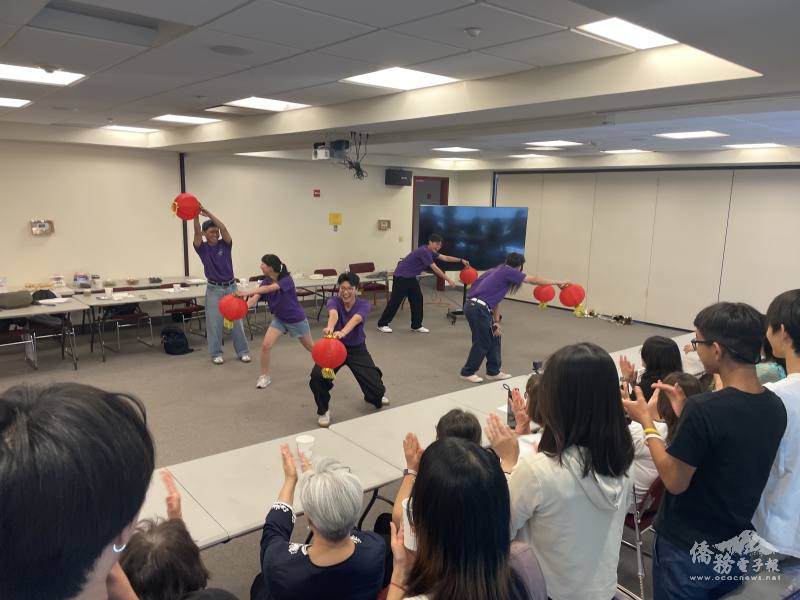 搭僑學員於僑青座談上表演僑見創藝