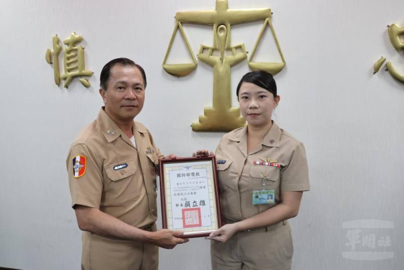 國防部常務次長黃佑民中將頒發「113年推動國軍毒品防制績優單位」獎狀。（國防部提供）