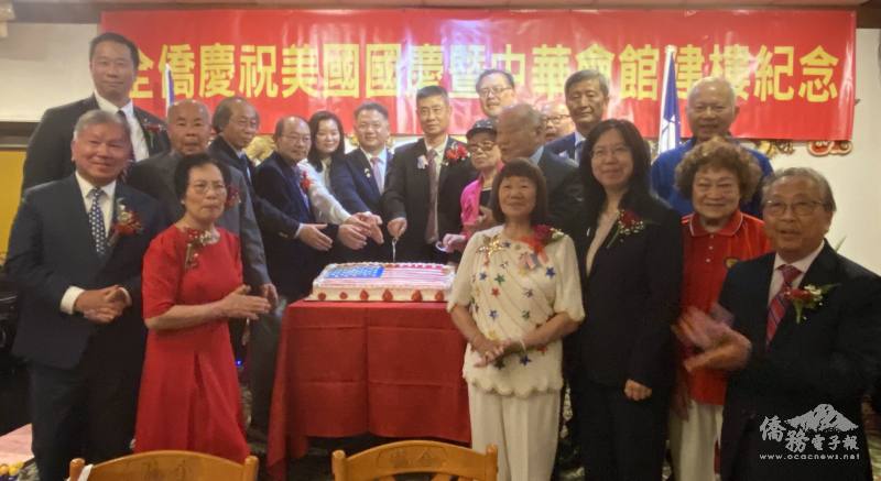 與會嘉賓共同切蛋糕慶祝雙喜臨門