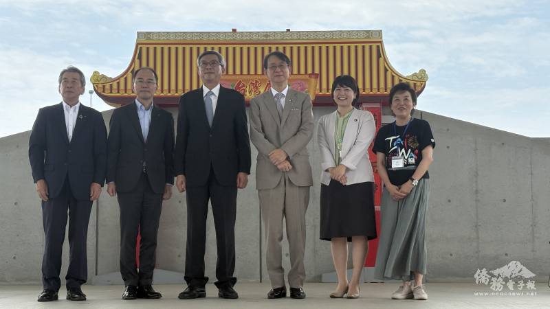 駐日本代表處副代表周學佑(左3)與日本臺灣交流協會臺北事務所前代表泉裕泰(右3)、群馬縣副知事大塚康裕(左2)、前橋市市長小川晶(右2)、群馬臺灣總會事務局長頌彥守真(右1)及ロードステション前橋上武代表取締役町田豐(左1)合影