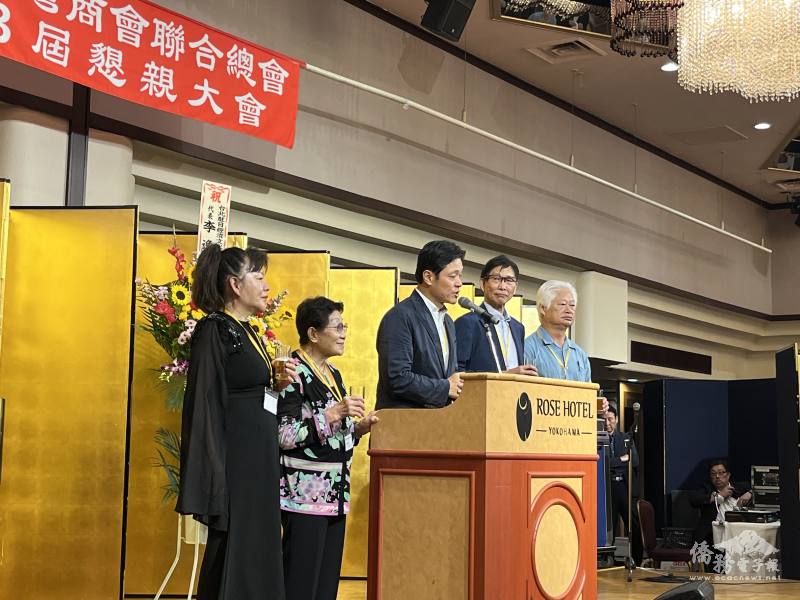 榮譽總會長陳五福(中)、輔導總會長東鄉清龍(右1)、名譽總會長石佳子(左2)、濱田裕子(左1)及河道台(右2)進行乾杯儀式