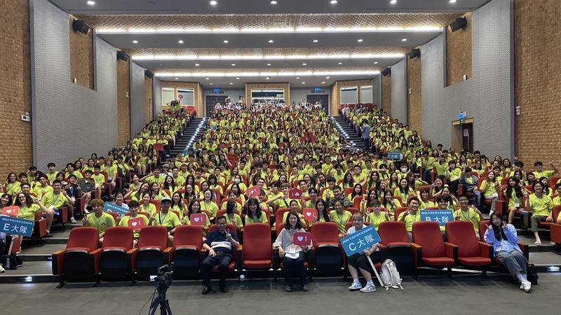 僑務委員會、教育部國教署與客家委員會共同舉辦「2025海外青年英語服務營」7月5日至8月1日盛大舉行，7日上午在亞洲大學舉辦始業式，海外青年志工齊聚一堂