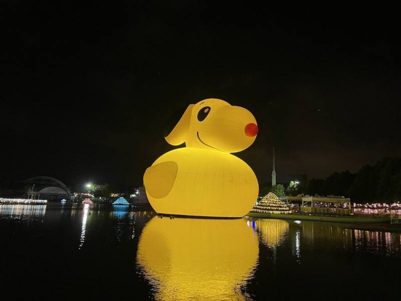 藝術家霍夫曼（Florentijn Hofman）9日上午11時將快閃2025宜蘭國際童玩藝術節，與他為童玩節創作的「史努比鴨」（圖）合體，並介紹創作理念。（宜蘭縣政府文化局提供）