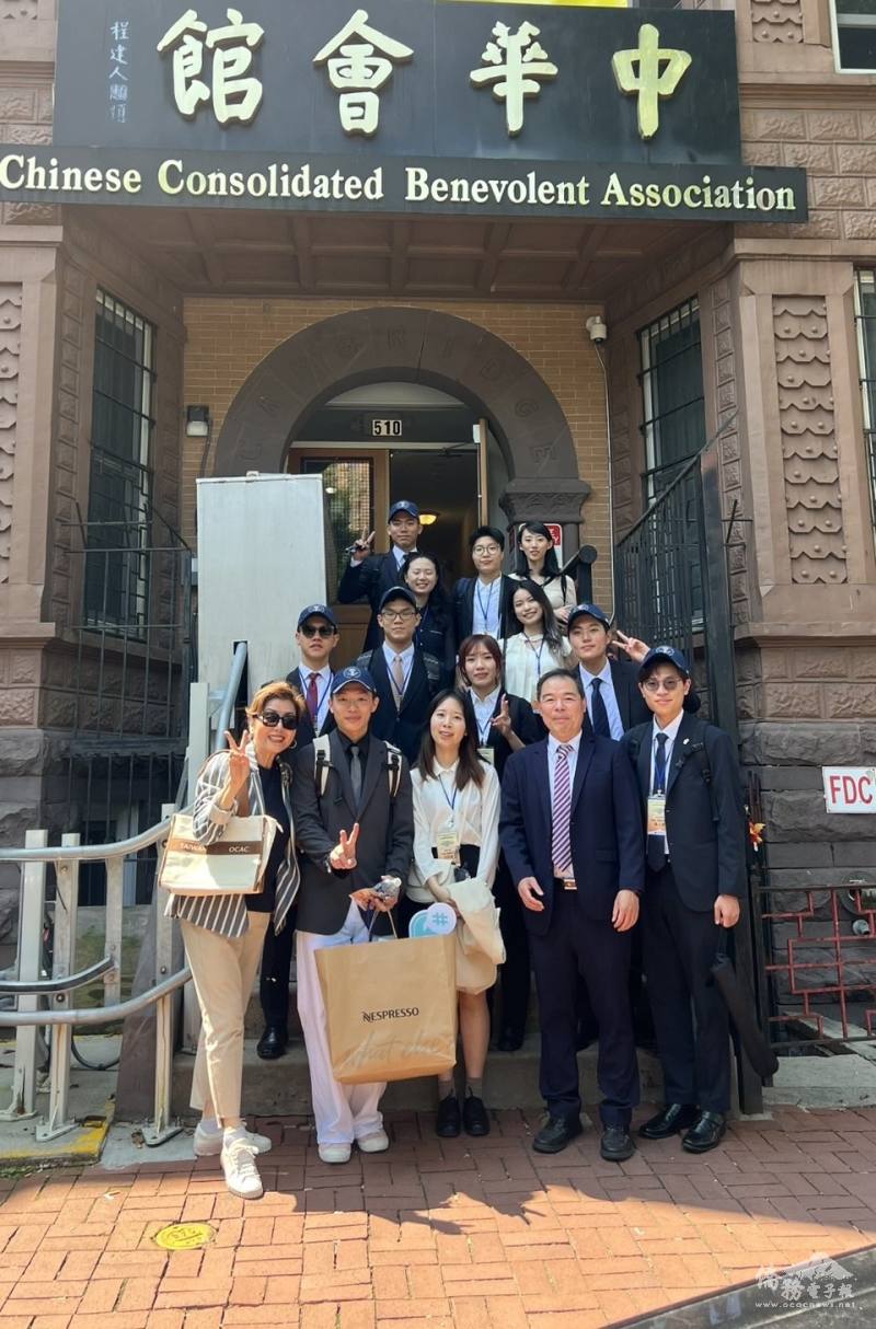 搭僑學生參訪美京中華會館，與僑務諮詢委員李治瑞(前排左一)於會館前合影