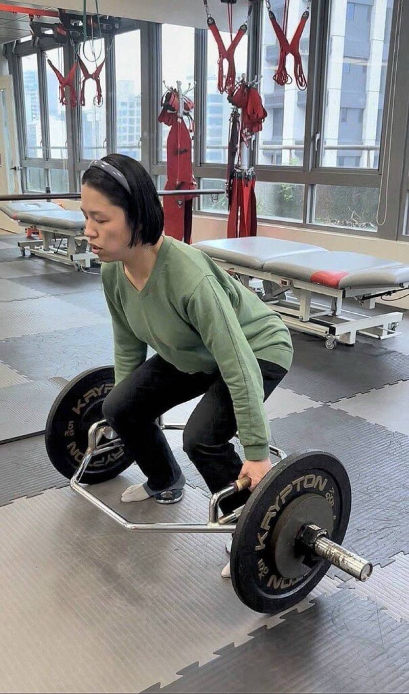 視障歌手江尉綺（圖）過去苦難找運動場地，自從參加陽光活力中心團體課，在4年間減了20公斤，心肺能力也提升，助她演出更順利。（陽光基金會提供）