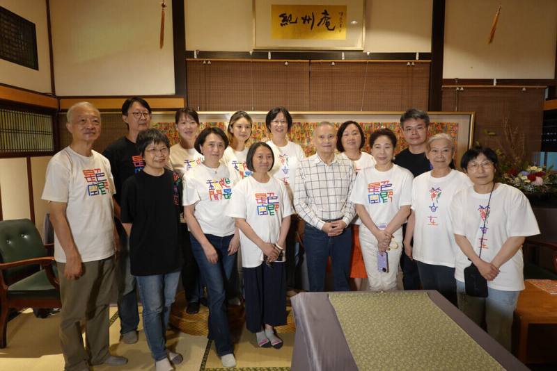 華梵大學佛教藝術系客座教授李蕭錕（前排右4）帶領學生於台北紀州庵文學森林舉辦「曼陀羅花雨『心經』」師生寫經成果展，展現40多件作品，展期至19日。（華梵提供）