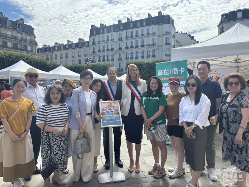 駐法國代表處大使郝培芝、Levallois市長與副市長與各主(協)辦社團負責人(中央社提供)