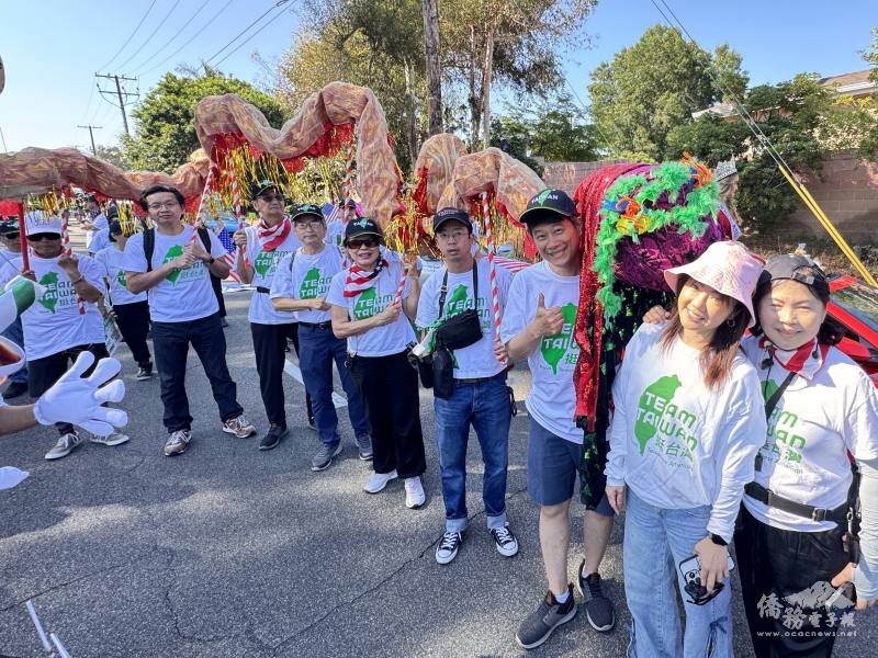 「挺臺灣」隊伍中的吉祥金蛇成為吸睛的焦點