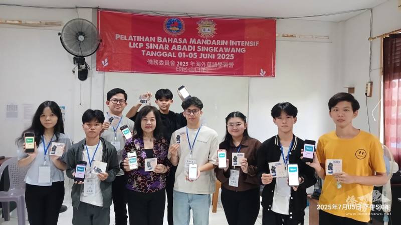 李叔玲贈送紀念品給成功申請i僑卡的同學