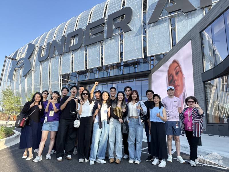 搭僑學員與僑務顧問汪良元(右一)於Under Armour Brand  House前合影