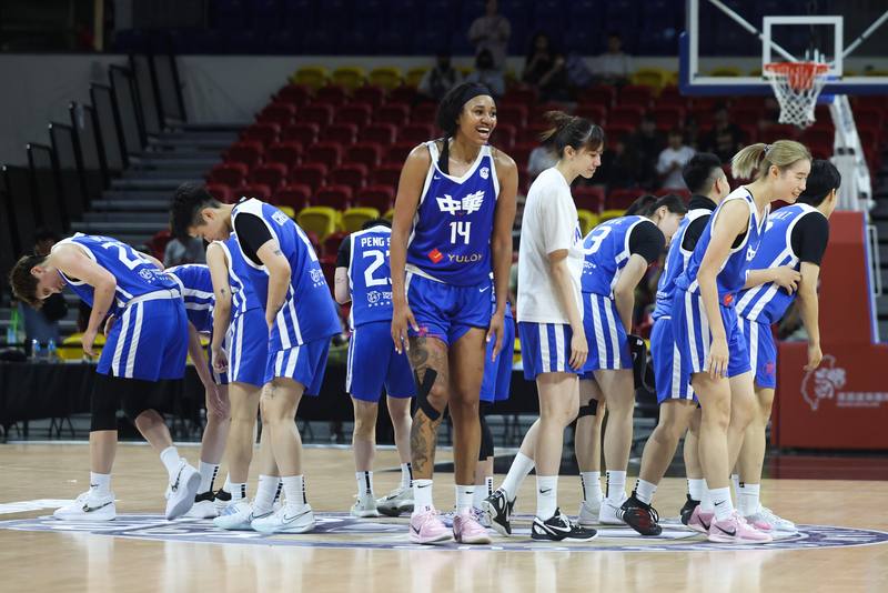台灣女籃隊6日在雙北瓊斯盃國際籃球邀請賽以89比79擊敗日本隊，台灣女籃隊球員們賽後向加油球迷鞠躬致謝