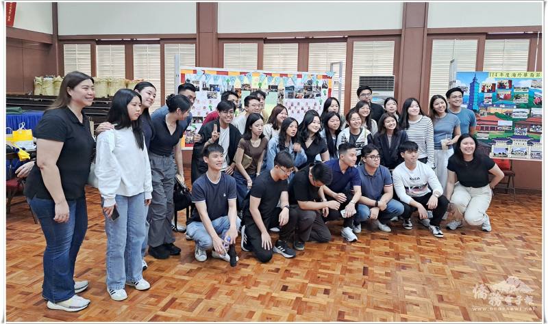 2025年海外青年臺灣觀摩團分組成員們在成果展後合影留念