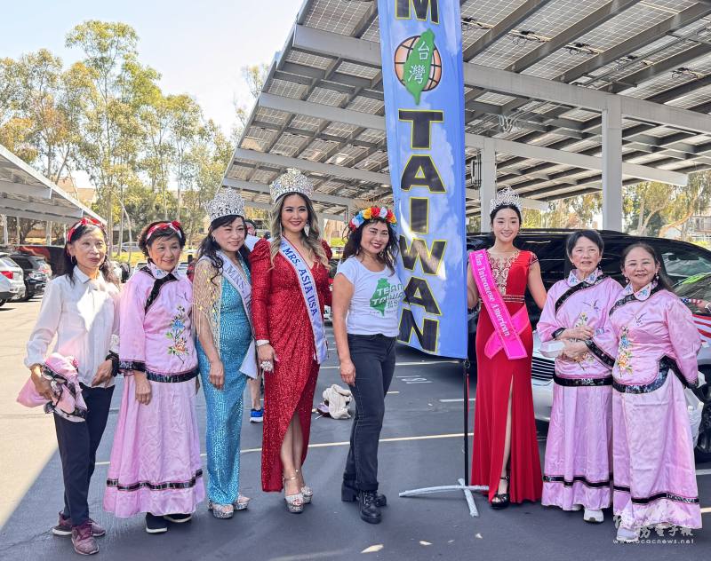 「挺臺灣」召集人張慧玲（右四）與參加遊行的亮麗隊伍