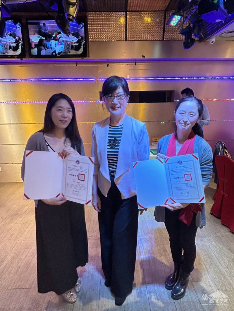 郝培芝(中)頒發法國女力新知會新、卸任會長賀函及感謝函。
