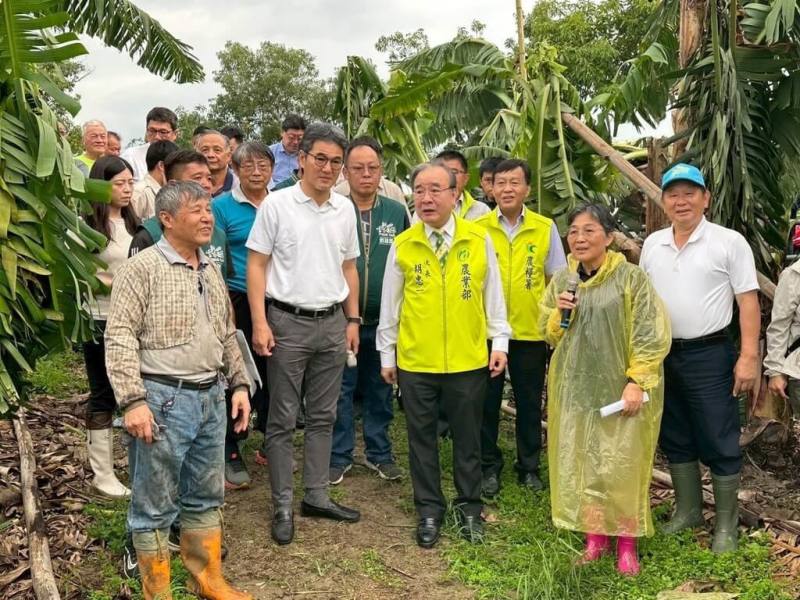 颱風丹娜絲過後，雲林農損災情嚴重，民進黨立委劉建國（前左2）8日邀農業部次長胡忠一（前左3）會勘香蕉、番石榴等農作物。 （劉建國團隊提供）