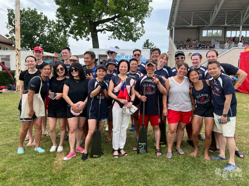 駐德國代表處副代表朱麗玲（前中）出席為臺灣隊加油打氣