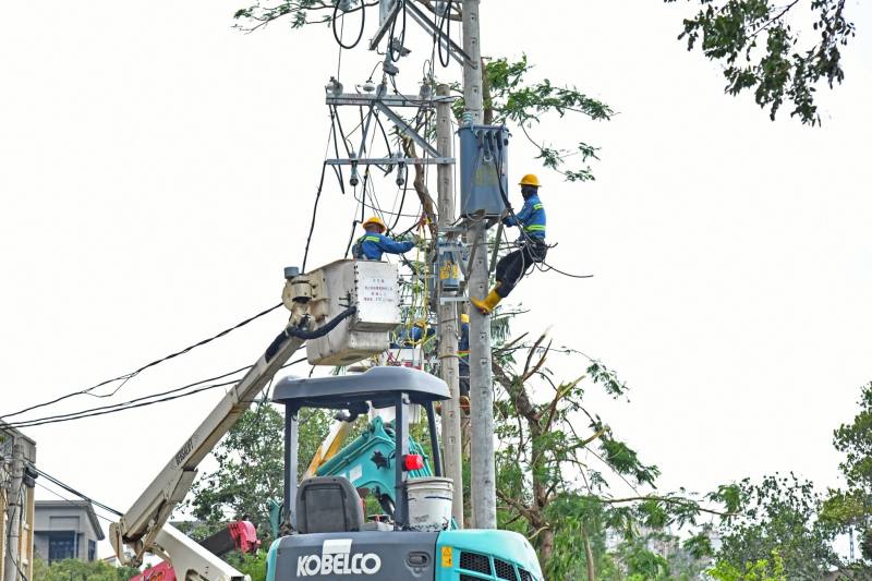 卓揆感謝台電同仁全力搶修，指示今日完成復電