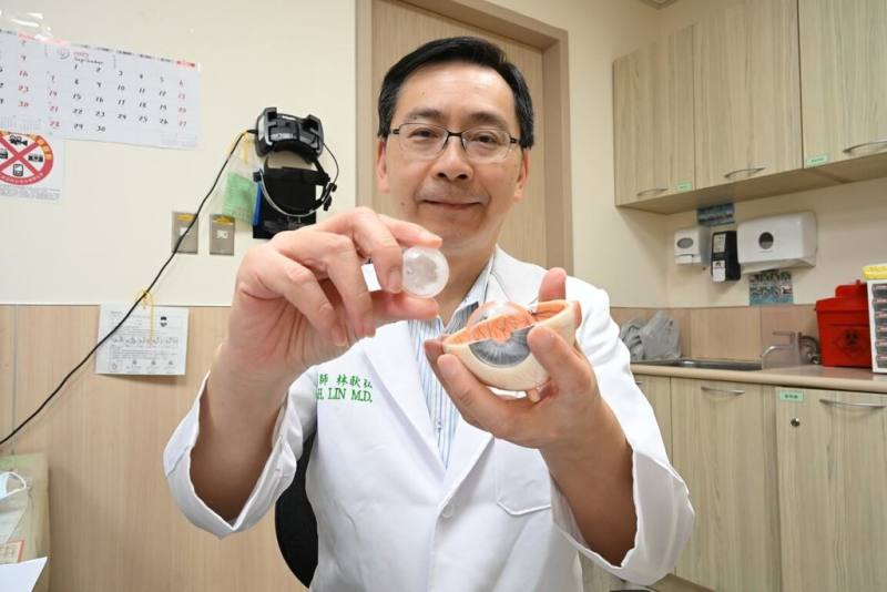 亞洲大學附屬醫院眼科醫師林耿弘提醒，水晶體老化是正常現象，若有任何視力減損前兆，都要盡快就醫檢查治療。（亞大醫院提供）