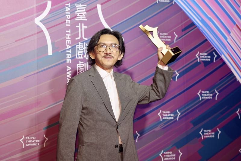 第1屆台北戲劇獎7日晚間在台北表演藝術中心球劇場頒獎，編劇家高俊耀（圖）以窮劇場「暗夜．腹語．鬼托邦」獲得最佳編劇獎