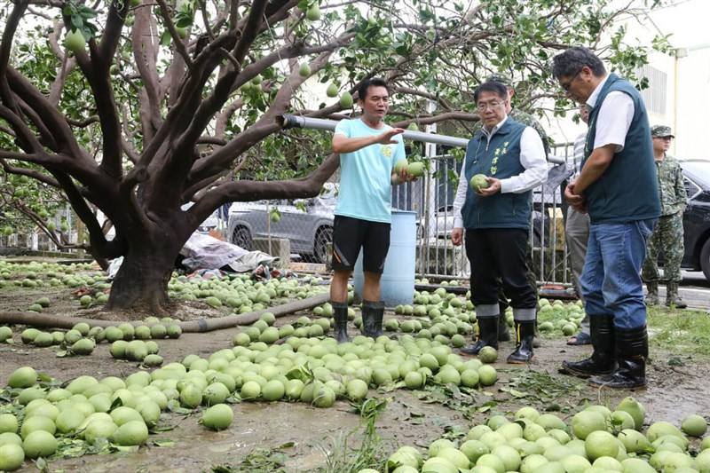 Tainan Mayor Huang Wei-che (center) surveys disaster-affected areas of the city on Monday. Photo courtesy of the Tainan City government
