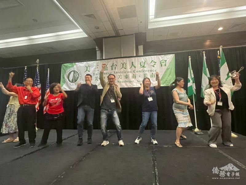 阮昭雄上臺鼓勵臺灣之夜表演團隊