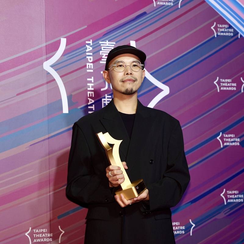 首屆台北戲劇獎頒獎典禮7日在台北表演藝術中心球劇場登場，導演許哲彬（圖）以四把椅子劇團「太陽」奪得最佳導演獎，他說在這條路上很多人教會他很多事，很開心也很榮幸是第1屆得獎者
