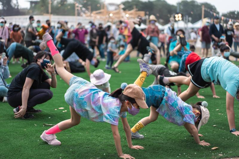 《身體藝術節 》邀請民眾用身體探索自然，用節奏重新打開感官。（FOCASA馬戲團提供）